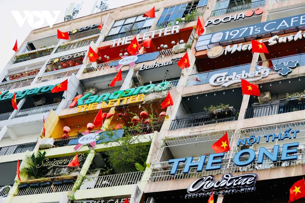 Nhiều lá cờ Tổ quốc được treo tại một toà nhà thương mại ở phố đi bộ Nguyễn Huệ.