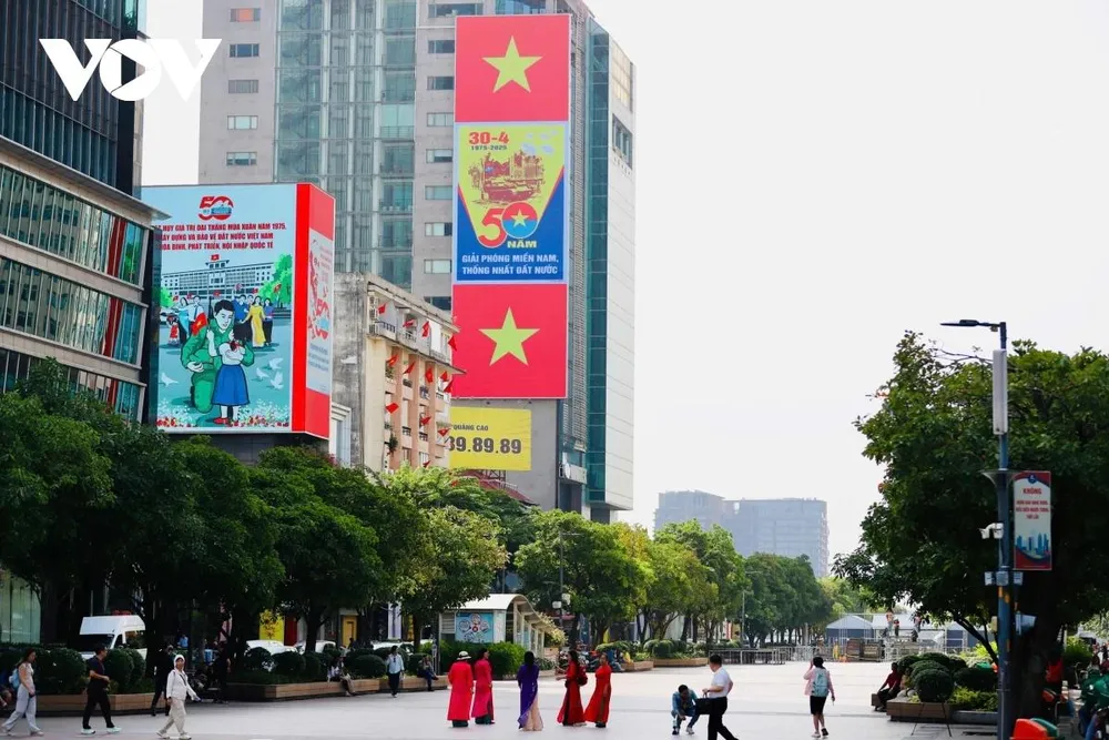 Cùng với đó là các bảng áp phích, pano được lắp đặt trang hoàng tại nhiều địa điểm với khẩu hiệu chào mừng 50 năm Ngày Giải phóng miền Nam, thống nhất đất nước (30/4/1975 - 30/4/2025).