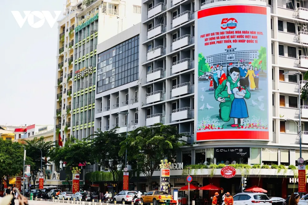 Các tuyến đường như: Nguyễn Huệ, Lê Lợi, Nguyễn Du, Trường Chinh,... rực rỡ sắc đỏ của màu cờ, băng rôn, khẩu hiệu, tranh cổ động, pano chào mừng đại lễ 30/4.