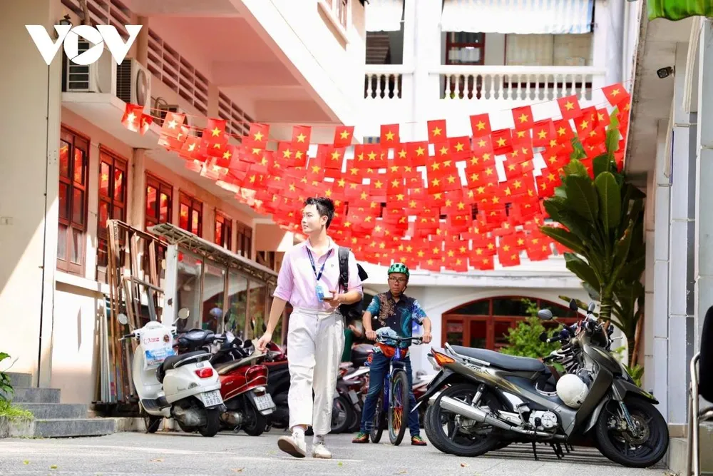 Sắc đỏ cờ Tổ quốc tô điểm Nhạc viện TP.HCM.