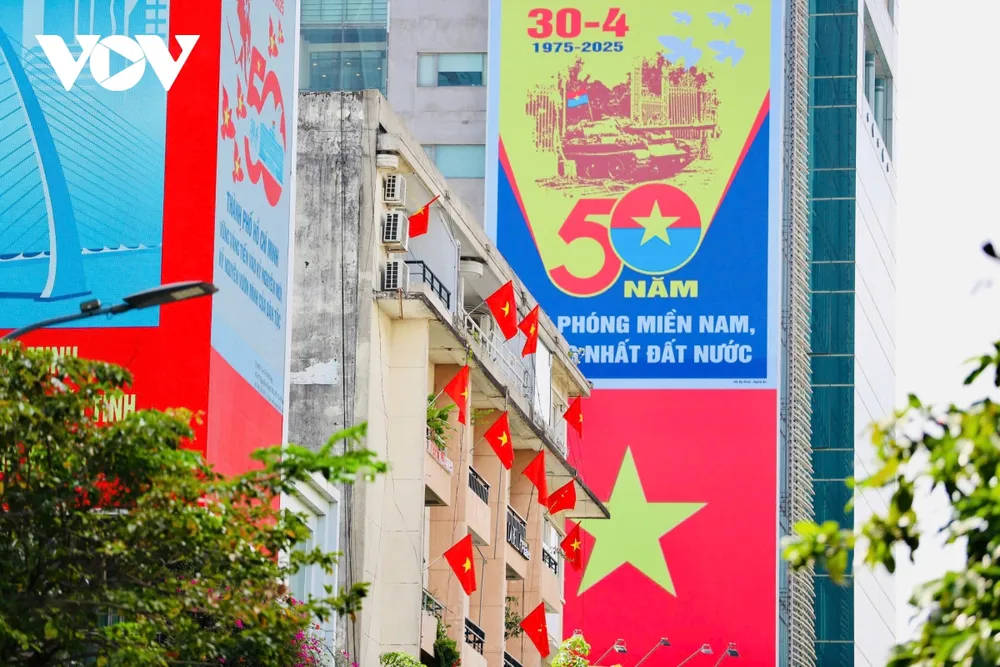 Một cao ốc văn phòng trên phố đi bộ Nguyễn Huệ hưởng ứng treo cờ Tổ quốc.