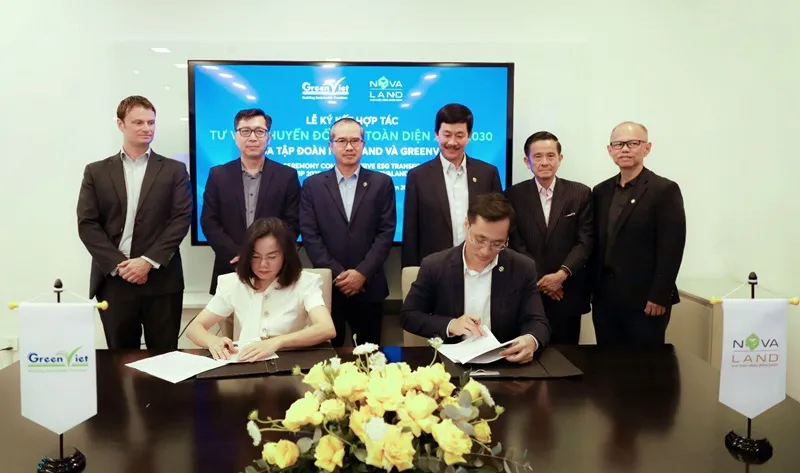 Đại diện Tập đoàn Novaland và đại diện GreenViet ký kết hợp tác tư vấn chuyển đổi ESG toàn diện giai đoạn 2025 – 2030.