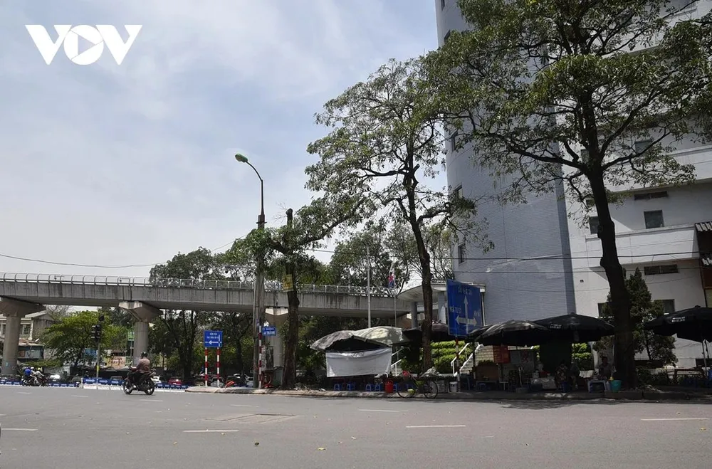 Điểm cuối tại nút giao thông Voi Phục (quận Ba Đình).