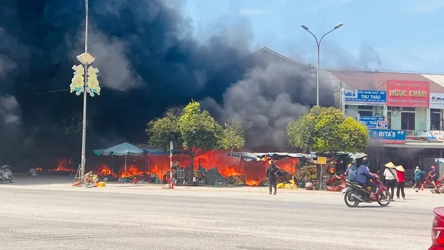 Cháy lớn tại chợ Huế thiêu rụi 7 gian hàng