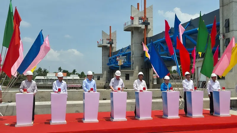 Các đại biểu ấn nút khánh thành, chính thức vận hành cống âu Rạch Mọp.