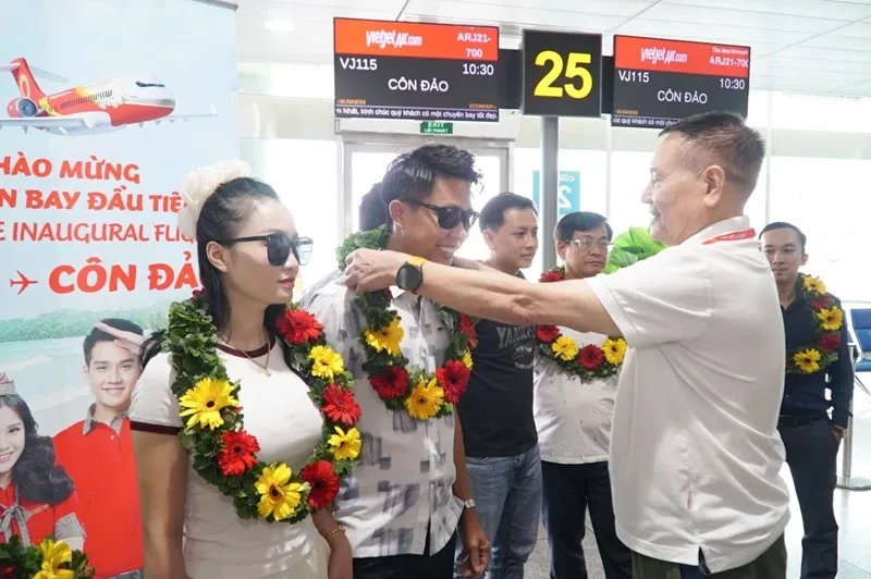 Lãnh đạo Vietjet chào đón những hành khách đầu tiên trên chuyến bay từ TP.HCM và Hà Nội đến Côn Đảo 