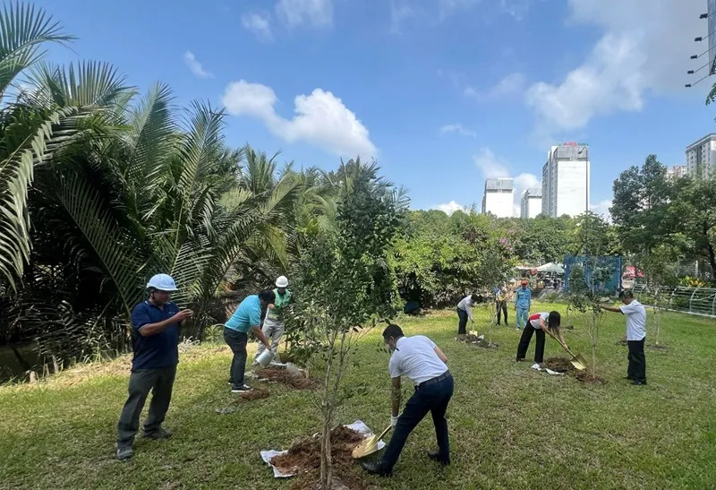 Hơn 50 cây xanh đã được đại diện đoàn thể địa phương cùng tập thể nhân viên Gamuda Land Việt Nam trồng tại hoạt động diễn ra vào ngày 19/04 vừa rồi. 
