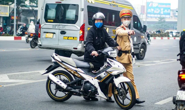 CSGT dừng xe người tham gia giao thông. (Ảnh: Cục CSGT)