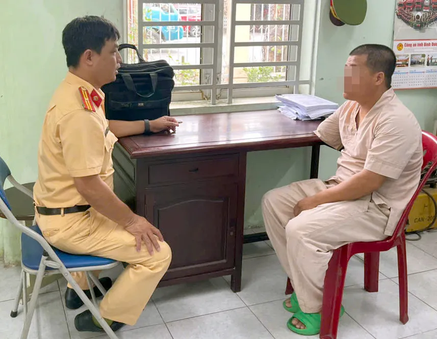 Phạt tiền và tịch thu xe máy thanh niên một tay lạng lách trên đường