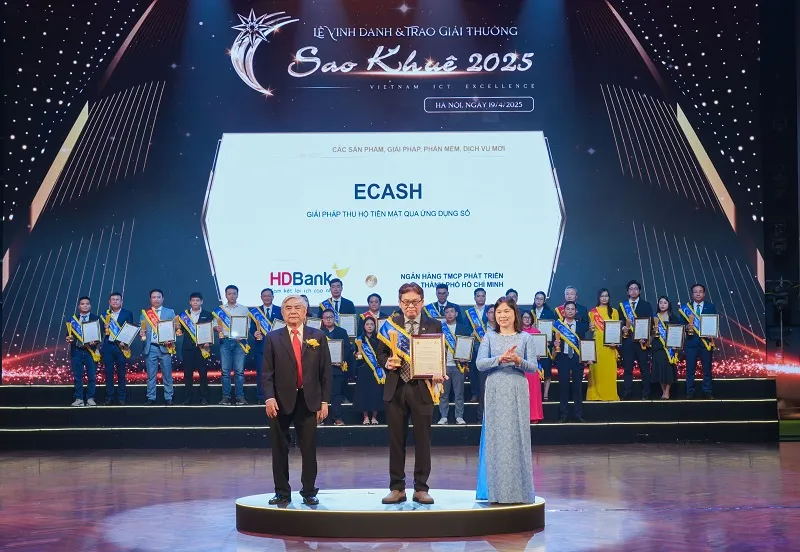 Đại diện HDBank nhận 2 giải thưởng Sao Khuê 2025 là Kiosk Y tế thông minh MediPay và eCash- giải pháp thu hộ tiền mặt qua ứng dụng số.