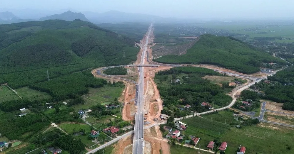 Thủ tướng yêu cầu đẩy nhanh tiến độ, hoàn thành 3.000km đường bộ cao tốc trong năm 2025