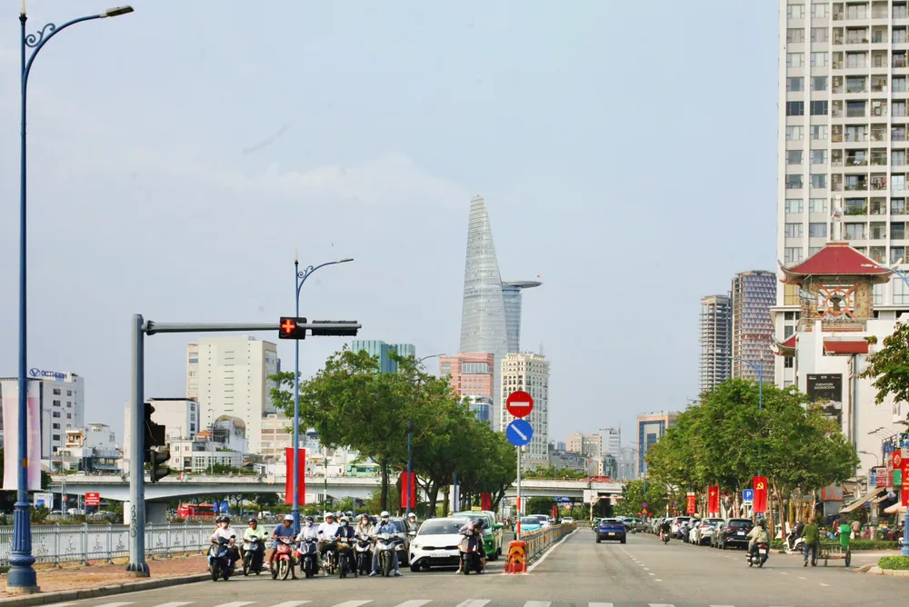 Nhiệt độ TPHCM hơn 50 độ C người dân đi xem lễ 30 tháng Tư liệu có đáng lo?