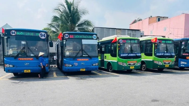Xe buýt TPHCM đồng loạt treo cờ Tổ quốc
