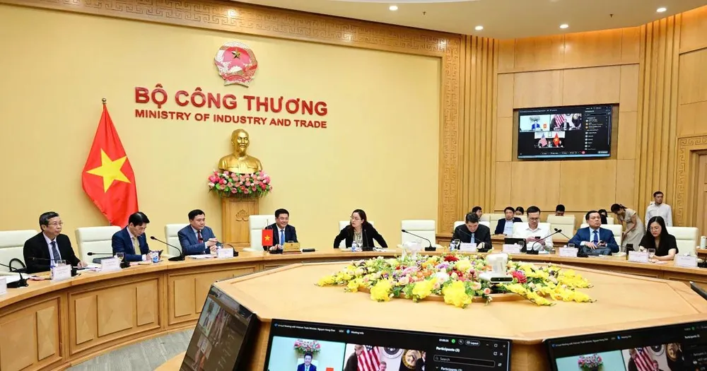 Bộ trưởng Bộ Công Thương, Trưởng đoàn đàm phán Chính phủ Nguyễn Hồng Diên điện đàm với Trưởng Đại diện Thương mại Hoa Kỳ Jamieson L. Greer. (Ảnh: PV/Vietnam+) 