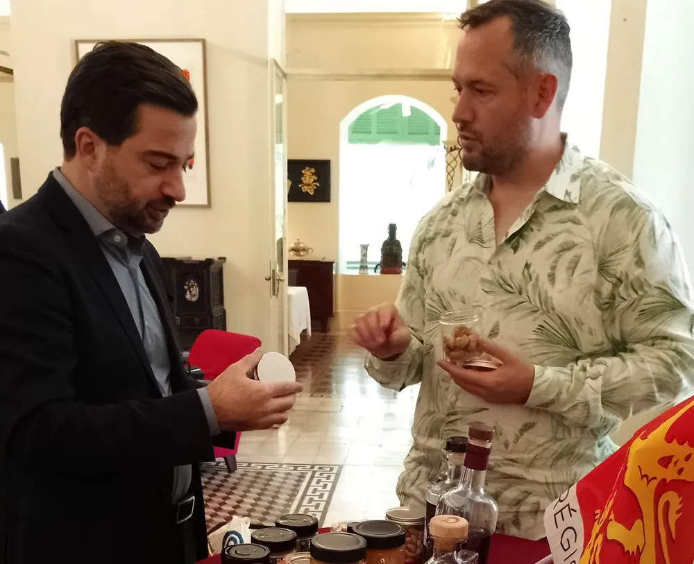 Đầu bếp David Gallienne giới thiệu một số thực phẩm, đồ uống.