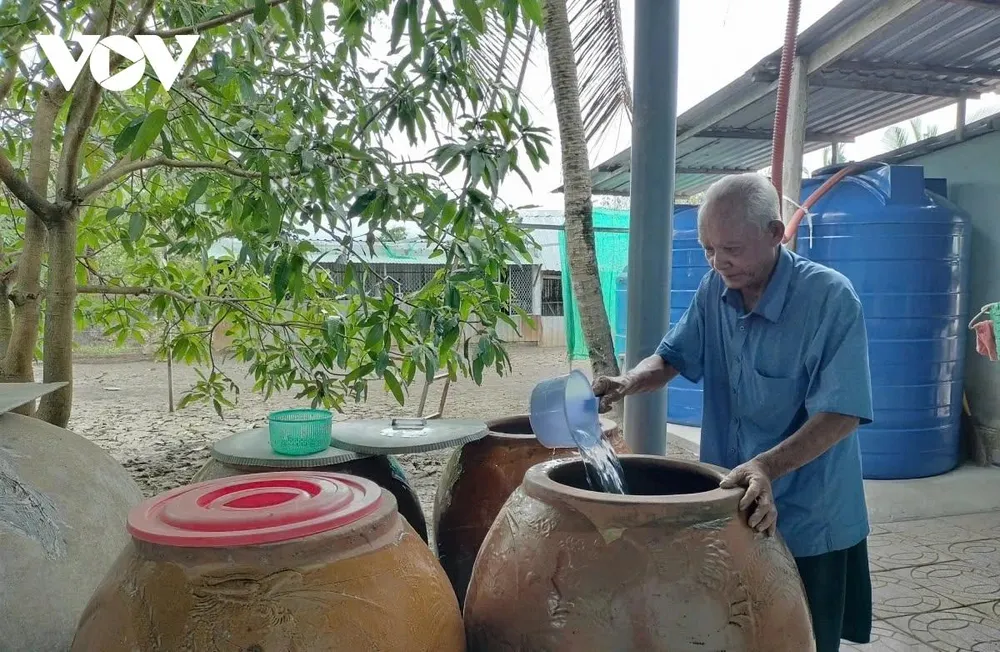 Tại xã Biển Bạch, huyện Thới Bình, Cà Mau cứ đến mùa khô nhiều hộ dân lại bị thiếu nước sinh hoạt (Ảnh Trần Hiếu)