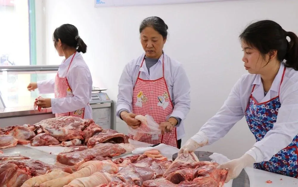 Giá thịt lợn tăng 0,8%, tác động làm CPI tăng 0,03 điểm phần trăm. (Ảnh: Vietnam+)