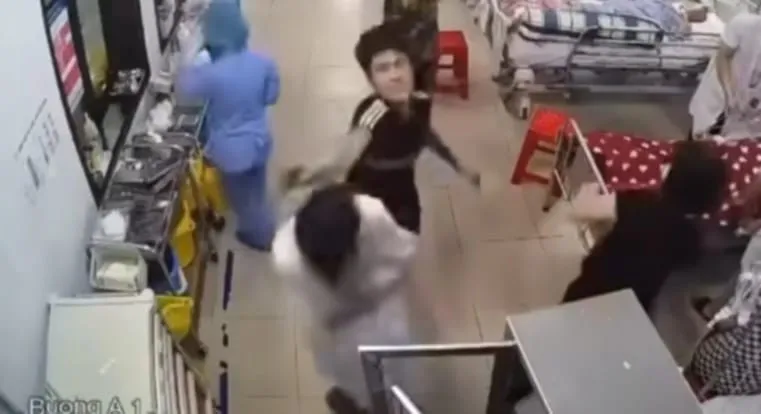 Công an làm việc với người đấm bác sĩ tại Bệnh viện Nam Định