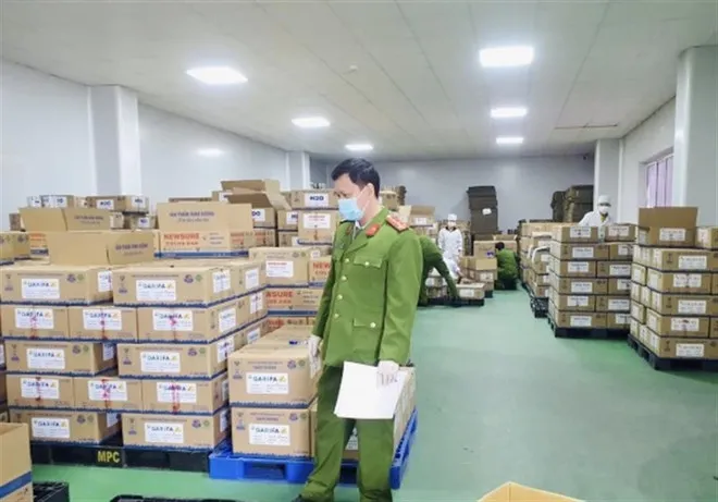 Cơ quan điều tra thu giữ hàng ngàn hộp sữa giả. (Nguồn: Bộ Công an)