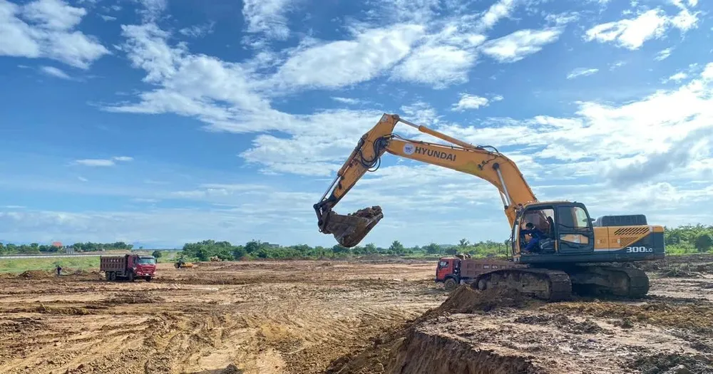 Nhà đầu tư thi công nền móng mặt bằng một trạm dừng nghỉ trên tuyến cao tốc Bắc-Nam phía Đông. (Ảnh: Việt Hùng/Vietnam+) 