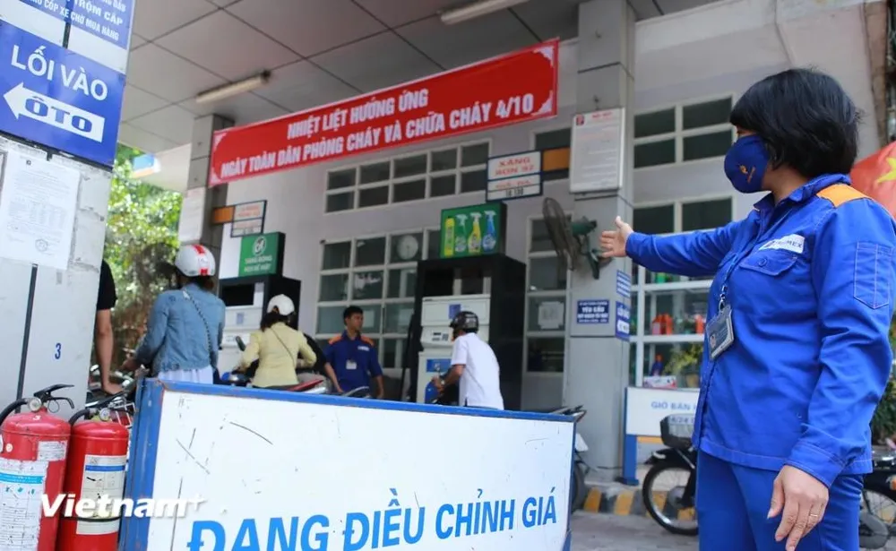 Giá xăng E5RON92 giảm dưới ngưỡng 19.000 đồng mỗi lít