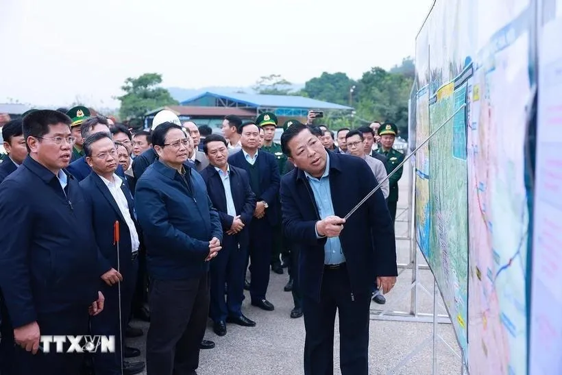 Thủ tướng Phạm Minh Chính khảo sát dự án đường sắt Lào Cai-Hà Nội-Hải Phòng, đoạn qua tỉnh Lào Cai. (Ảnh: Dương Giang/TTXVN)