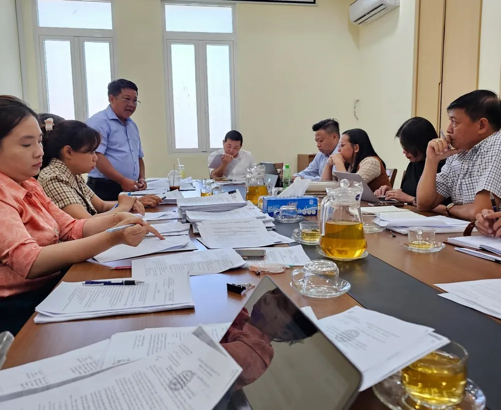 Phó giám đốc Văn phòng Đăng ký Đất đai Thành phố Thân Thế Hùng phát biểu tại cuộc họp. Ảnh: Đỗ Trà Giang