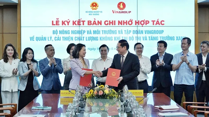 Ông Lê Công Thành, Thứ trưởng Bộ Nông nghiệp và Môi trường và bà Lê Thị Thu Thủy, Phó Chủ tịch Tập đoàn Vingroup tại lễ ký kết