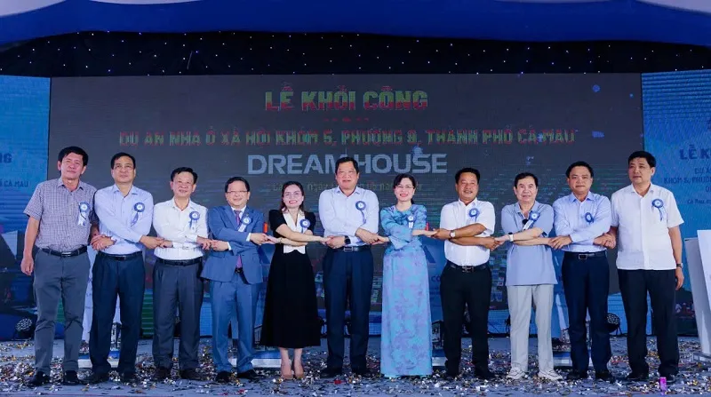 Lãnh đạo tỉnh Cà Mau chụp ảnh lưu niệm với chủ đầu tư Dự án nhà ở xã hội Dream House.