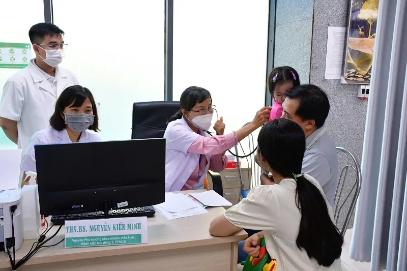 ThS.BS Nguyễn Kiến Minh thăm khám tại Phòng khám chuyên gia Nội thần kinh và Nhi tổng quát tại Bệnh viện chuyên khoa Sản Nhi tỉnh Sóc Trăng