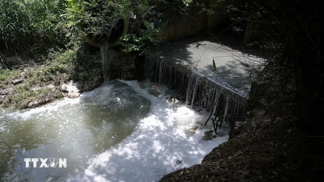 Nước thải sinh hoạt chưa qua xử lý, sủi bọt trắng, bốc mùi hôi thối từ thị xã Hòa Thành, tỉnh Tây Ninh đổ trực tiếp ra môi trường rồi dẫn thẳng ra sông Vàm Cỏ Đông. Ảnh: Minh Phú/TTXVN)