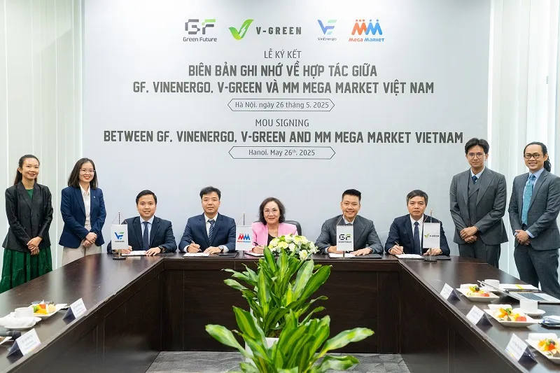 Bà Trần Kim Nga, Giám đốc Đối ngoại MMVN ký kết biên bản ghi nhớ hợp tác với đại diện VinEnergo, Green Future và V-Green