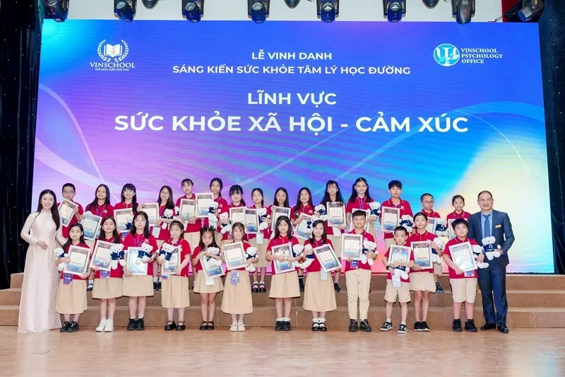 Vinschool vinh danh 100 sáng kiến xuất sắc trong lĩnh vực sức khỏe tâm lý học đường năm học 2024–2025 tại Lễ vinh danh toàn hệ thống.