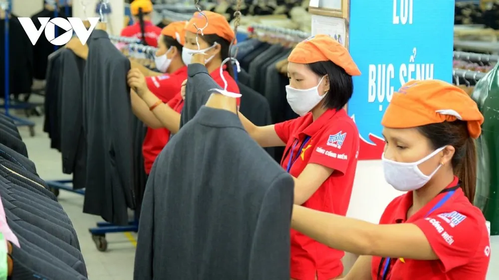 Hiện nhiều DN trong ngành dệt may đang tích cực xử lý đơn hàng xuất khẩu