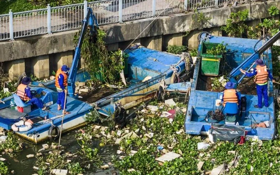 Sở Xây dựng TPHCM đề xuất vớt rác 1 lần/tuần tại các kênh thoát nước. Ảnh: Châu Tuấn.