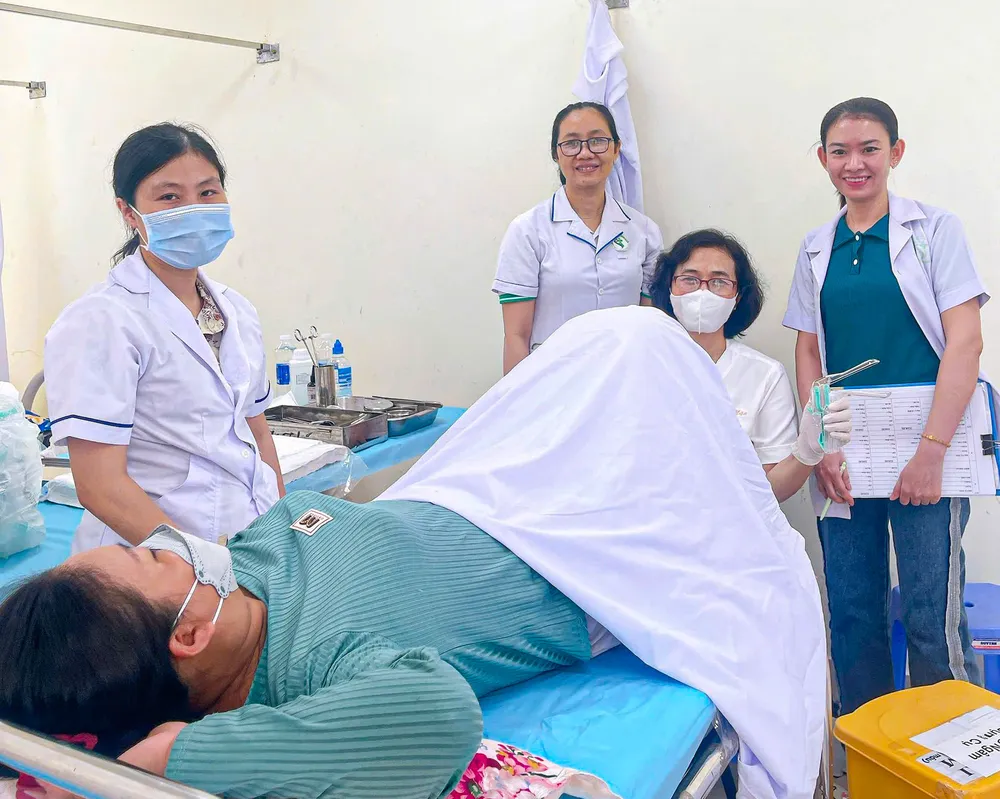 Đoàn y, bác sĩ của Bệnh viện chuyên khoa Sản Nhi tỉnh Sóc Trăng khám, tầm soát bệnh lý cho các nữ công nhân thuỷ sản