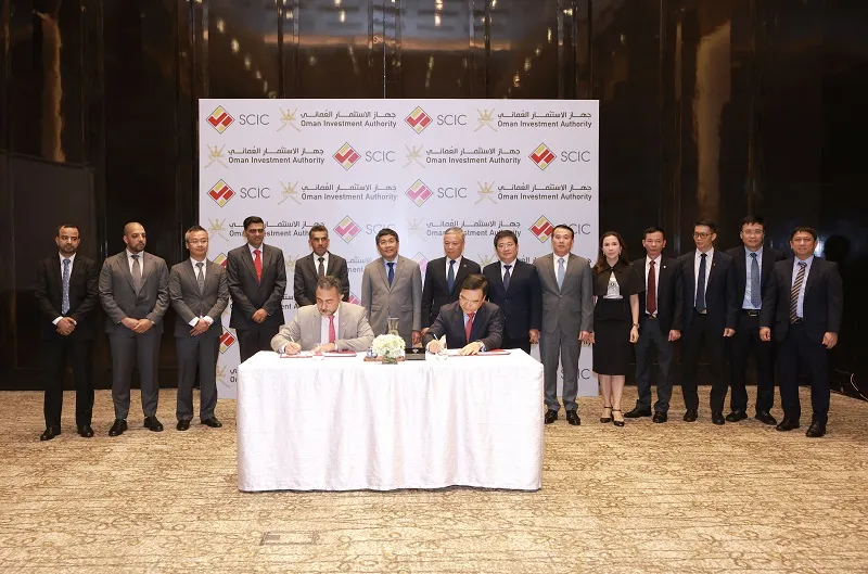 Ông Nguyễn Chí Thành – Chủ tịch HĐTV SCIC và Ngài Nasser Sulaiman Hamed Al Harthy - Phó Chủ Tịch Qũy Đầu Tư Quốc Gia Oman, Chủ tịch Hội đồng quản trị Công ty Cổ phần Đầu tư Việt Nam - Oman đại diện cho hai tổ chức ký kết Biên bản ghi nhớ