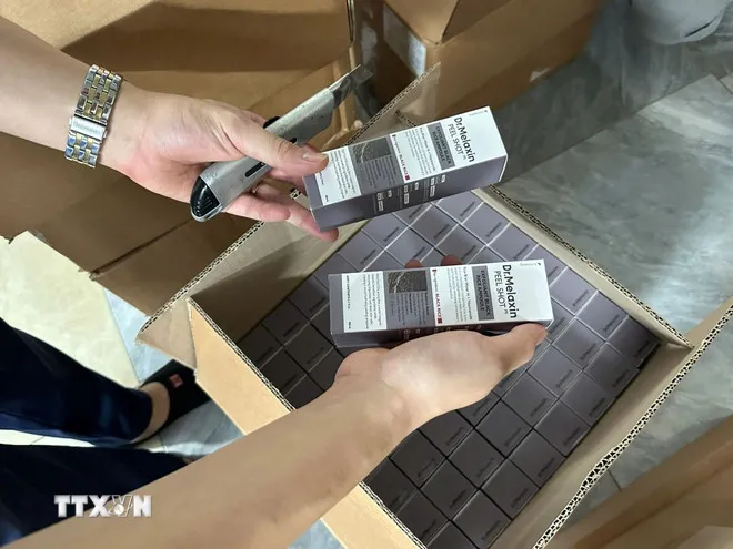 Các sản phẩm hàng hóa có dấu hiệu nhập lậu của Công ty Trách nhiệm hữu hạn dược mỹ phẩm Ngân Korea. (Ảnh: TTXVN phát)