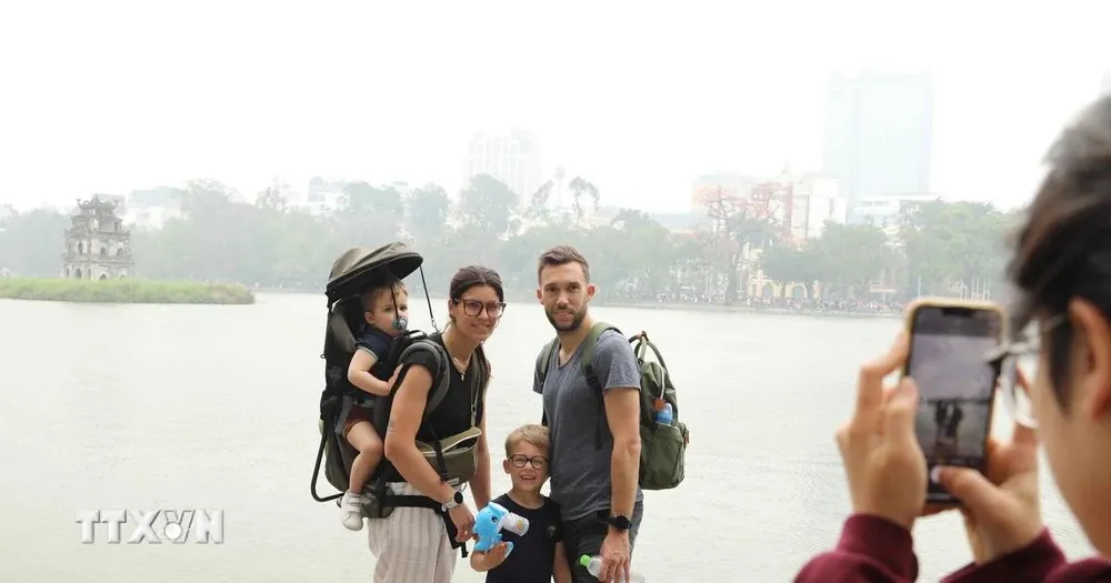 Đoàn khách du lịch Trung Quốc tham quan Khu Di tích Hoàng thành Thăng Long. (Ảnh: Tuấn Đức/TTXVN) 