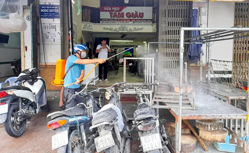 Lực lượng chức năng tỉnh Sóc Trăng tổ chức phun khử khuẩn tại các vựa heo