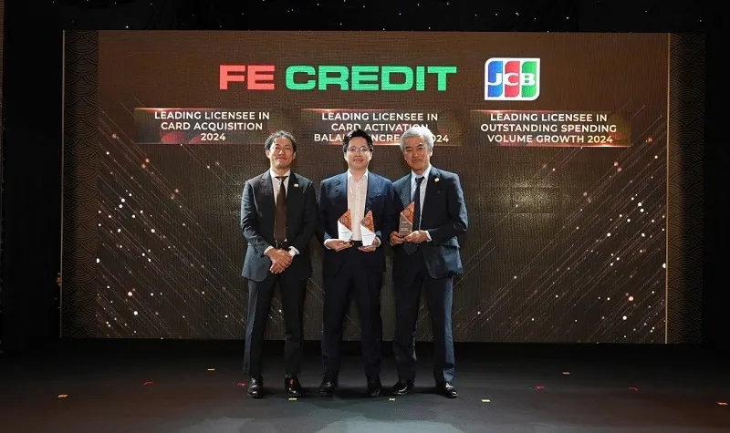 Đại diện FE CREDIT nhận 3 giải thưởng từ JCB. 