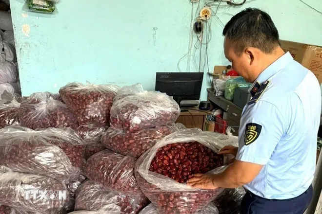 2 tấn táo đỏ sấy khô không có nhãn hiệu, không có hạn sử dụng bị lực lượng quản lý thị trường thu giữ. (Ảnh: Hương Giang/TTXVN)