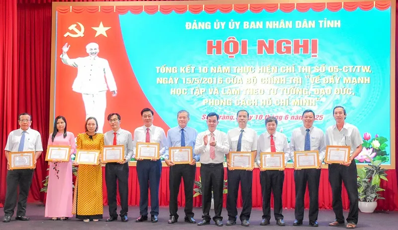 Ông Huỳnh Ngọc Nhã, Phó Bí thư chuyên trách Đảng ủy UBND tỉnh Sóc Trăng trao khen thưởng cho các tập thể, cá nhân tiêu biểu.