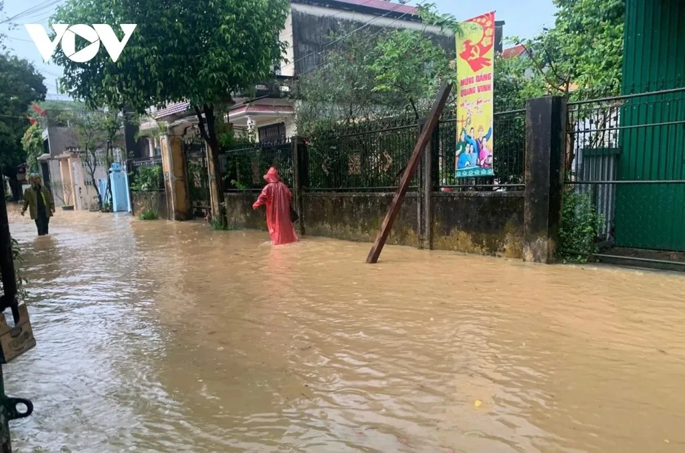 Tại đường Nguyễn Cư Trinh, phường Thuận Hòa, quận Thuận Hóa bị ngập cục bộ 7 giờ sáng 11-6