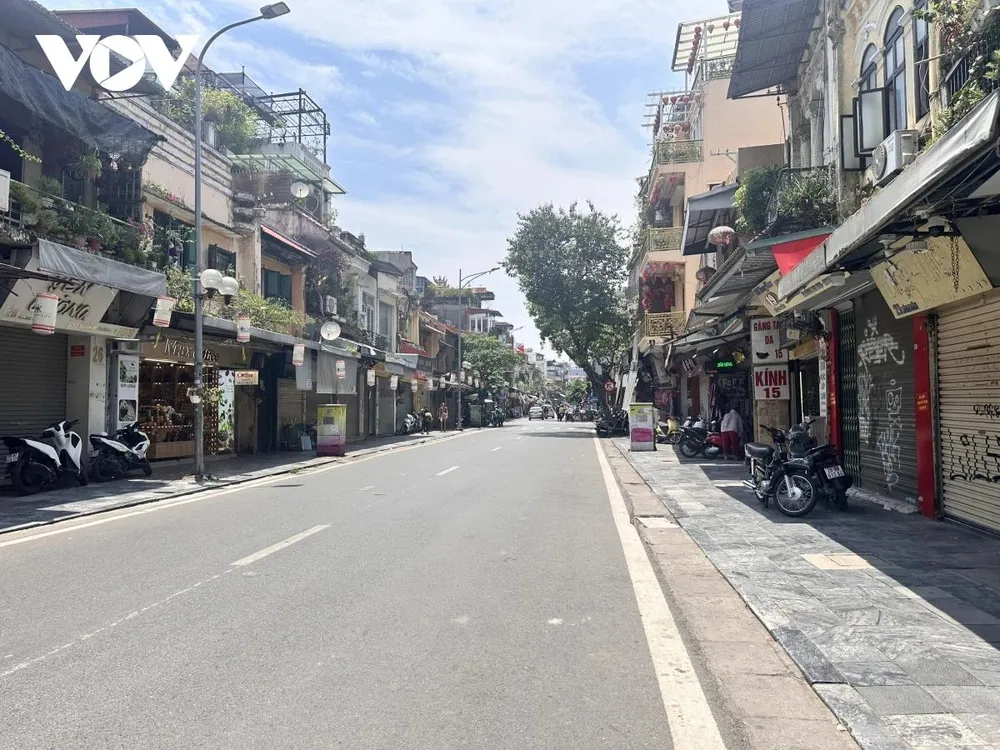 Phố Hàng Ngang - Hàng Đào (Q. Hoàn Kiếm, Hà Nội) - nơi vốn nổi tiếng với dãy cửa hàng thời trang, phụ kiện phục vụ khách du lịch và có giá thuê mặt bằng thuộc top đắt đỏ nhất Thủ đô trở nên vắng vẻ lạ thường