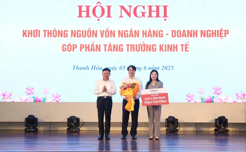 Ông Nguyễn Văn Hảo, Phó Tổng giám đốc HDBank, trao tặng kinh phí xây dựng 300 căn nhà tình thương cho các hộ khó khăn tại tỉnh Thanh Hoá 