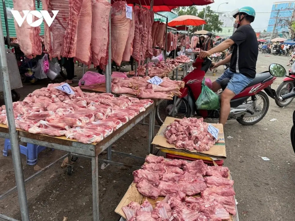 Nhiều phần thịt được bán với giá từ 40.000 đến 50.000 đồng 1kg, tuy nhiên bằng cảm quan đã thấy thịt không tươi