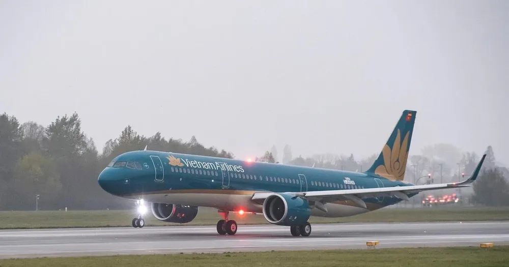 Hàng loạt chuyến bay bị hủy do ảnh hưởng của cơn bão số 1