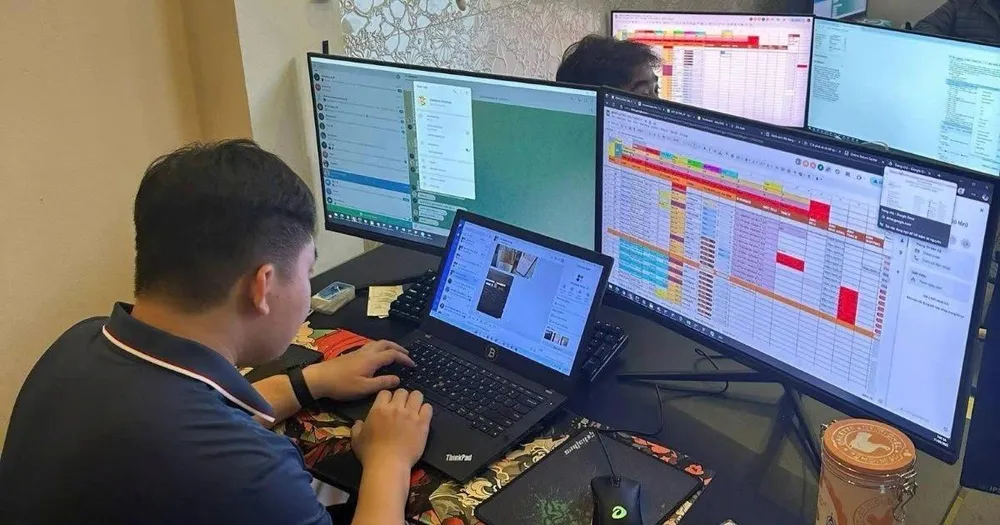 Các đối tượng sử dụng các thiết bị điện tử, để hoạt động vi phạm pháp luật trên không gian mạng. (Ảnh: TTXVN) 