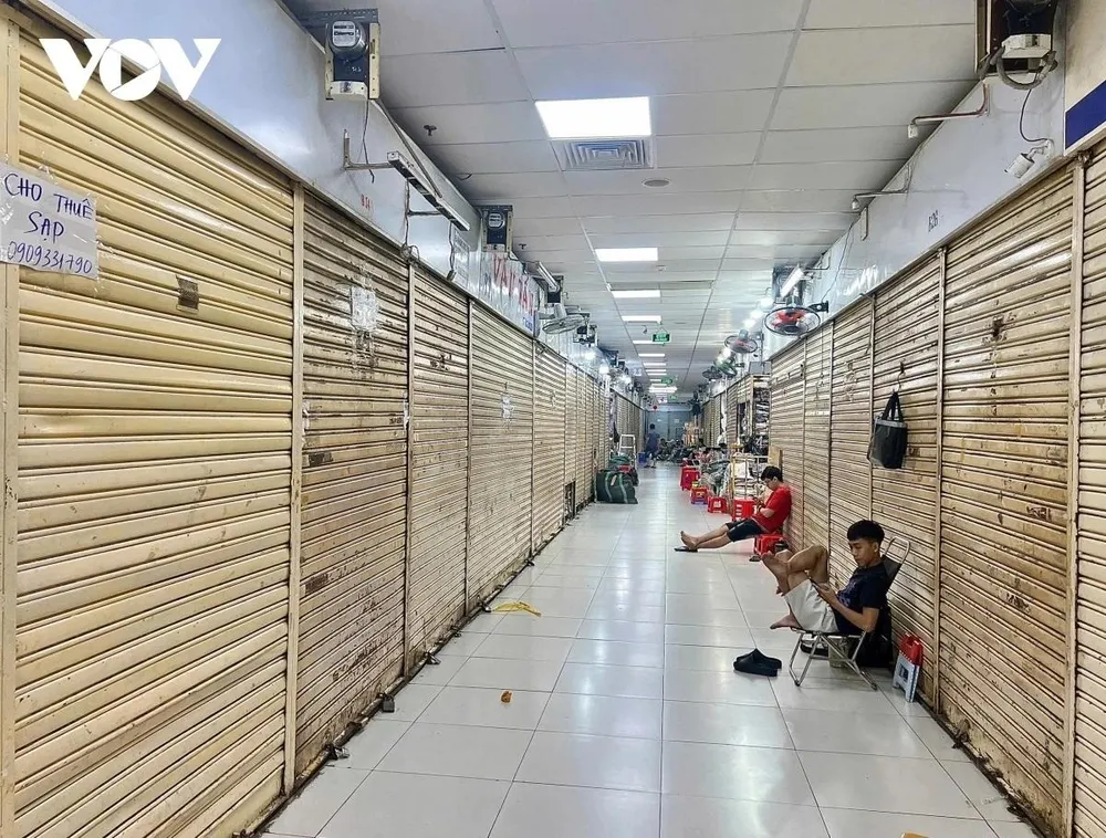 Chợ An Đông, chợ bán sỉ lẻ nhiều mặt hàng tiêu dùng, đặc biệt là quần áo, giày dép... Thời gian gần đây, trở nên vắng lặng